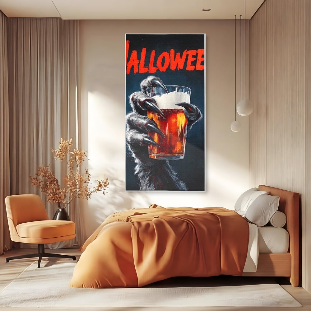 Tablou canvas cu tablou canvas cu varcolac tinand bere, in rama de aluminiu argintiu, pe perete intr-un dormitor